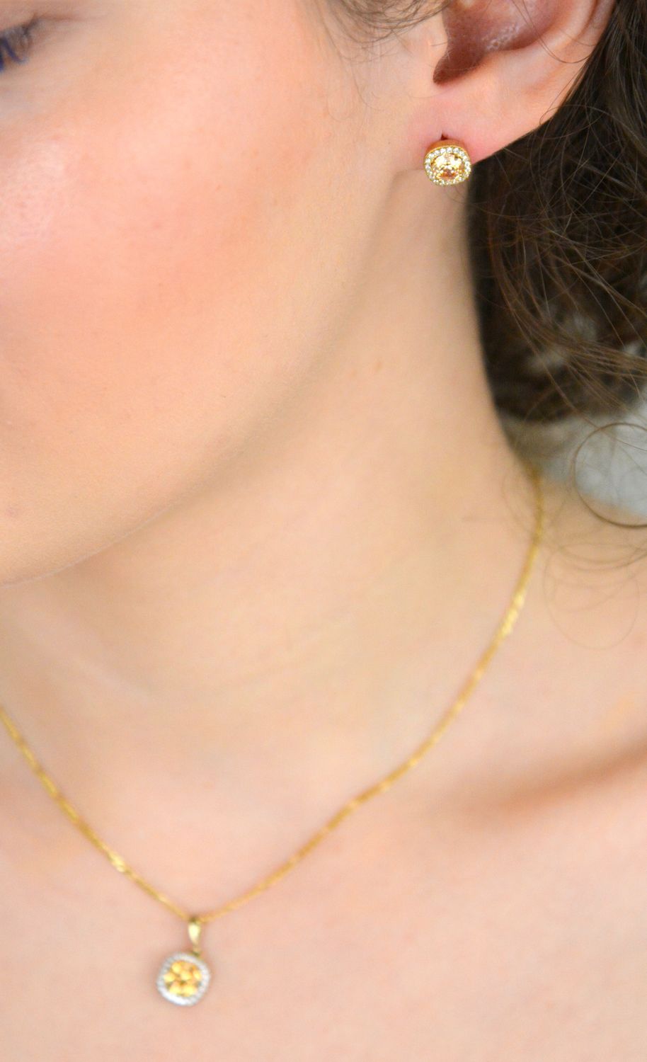 Kolczyki złote damskie w cyrkonie kwadraty próba 333, DIA-KLC-KO 351 Złote kolczyki damskie w kształcie kwadratów z dużą pomarańczową cyrkonią otoczoną białymi cyrkoniami1.jpg